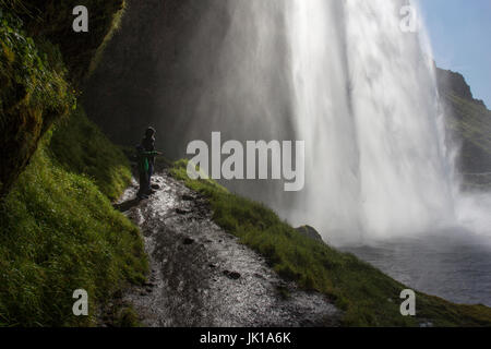 Wasserfall Seljalandsfoss auf der isländischen Küste Stockfoto