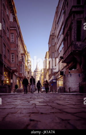 Blick auf alte Gasse mit dem Galata Tower(Turkish: Galata Kulesi) Christus-Turm genannt von Genuesen mittelalterlichen Wahrzeichen in Istanbul Stockfoto