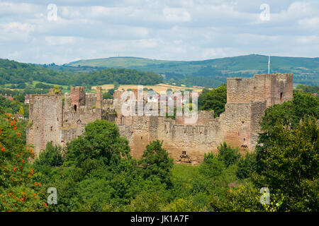 Ludlow Castle und Brown Clee Hill gesehen von Whitcliffe Common, Shropshire. Stockfoto