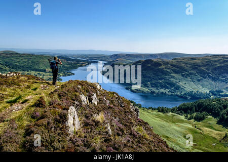 Fellwalker genießen Sie herrlichen Blick auf ullswater von heron Hecht unterhalb des Gipfels von Sheffield Hecht Stockfoto