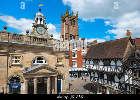 Das Buttercross Museum und St. Laurence Church, Ludlow, Shropshire. Stockfoto