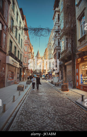 Blick auf alte Gasse mit dem Galata Tower(Turkish: Galata Kulesi) Christus-Turm genannt von Genuesen mittelalterlichen Wahrzeichen in Istanbul Stockfoto
