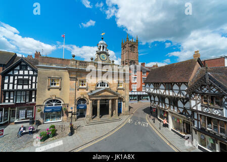 Das Buttercross Museum und St. Laurence Church, Ludlow, Shropshire. Stockfoto