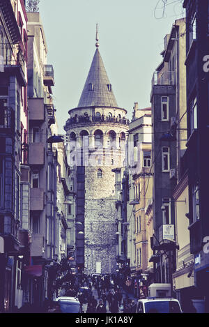 Blick auf alte Gasse mit dem Galata Tower(Turkish: Galata Kulesi) Christus-Turm genannt von Genuesen mittelalterlichen Wahrzeichen in Istanbul Stockfoto