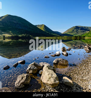 Atemberaubende am frühen Morgen Reflexionen über Brüder Wasser, lake district Stockfoto