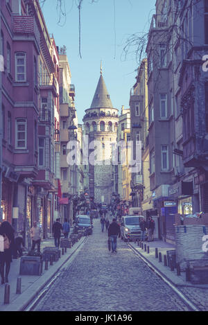 Blick auf alte Gasse mit dem Galata Tower(Turkish: Galata Kulesi) Christus-Turm genannt von Genuesen mittelalterlichen Wahrzeichen in Istanbul Stockfoto