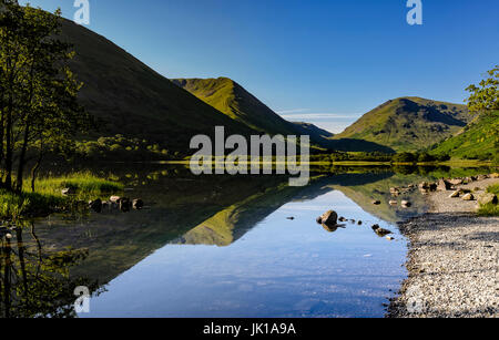 Atemberaubende am frühen Morgen Reflexionen über Brüder Wasser, lake district Stockfoto