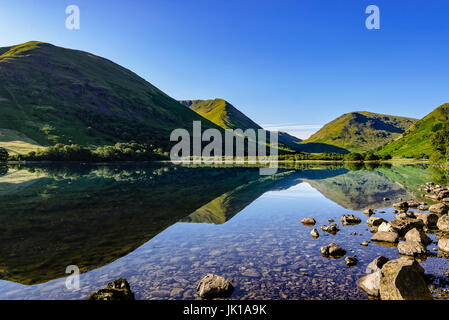 Atemberaubende am frühen Morgen Reflexionen über Brüder Wasser, lake district Stockfoto