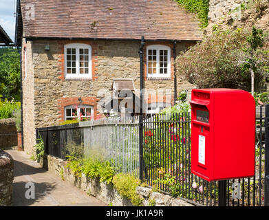 Eine rote Post Box außerhalb einer Cottage in Ludlow, Shropshire, England, Großbritannien Stockfoto