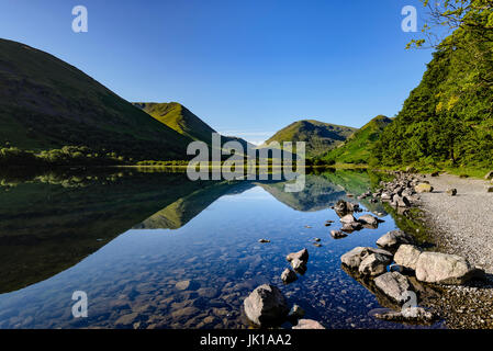 Atemberaubende am frühen Morgen Reflexionen über Brüder Wasser, lake district Stockfoto