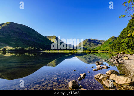 Atemberaubende am frühen Morgen Reflexionen über Brüder Wasser, lake district Stockfoto