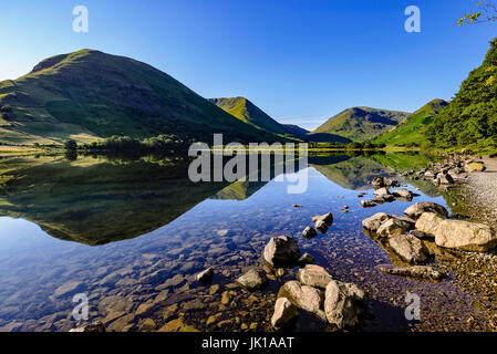 Atemberaubende am frühen Morgen Reflexionen über Brüder Wasser, lake district Stockfoto