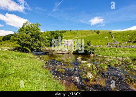 Alte Scheune neben Flusses Wharfe im oberen Wharfedale Stockfoto