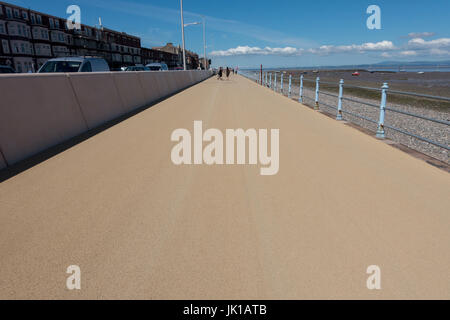 Die Promenade am Morecambe zwischen dem neuen Meer Verteidigung Wand- und Strand Stockfoto