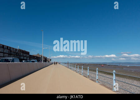 Die Promenade am Morecambe zwischen dem neuen Meer Verteidigung Wand- und Strand Stockfoto