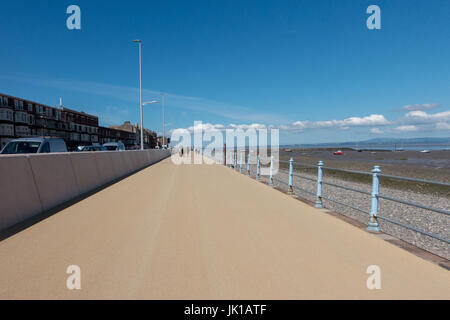 Die Promenade am Morecambe zwischen dem neuen Meer Verteidigung Wand- und Strand Stockfoto