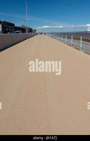 Die Promenade am Morecambe zwischen dem neuen Meer Verteidigung Wand- und Strand Stockfoto