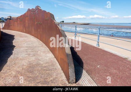 Eine Skulptur auf Morecambe Promenade zeigt die Namen der fernen Hügel des Lake District, die gesehen werden kann über die Bucht Stockfoto