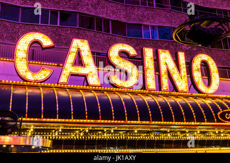 Las Vegas - ca. Juli 2017: Neon Casino Schild an der Fremont Street Experience. Fremont Street ist der Anker der Innenstadt II Stockfoto