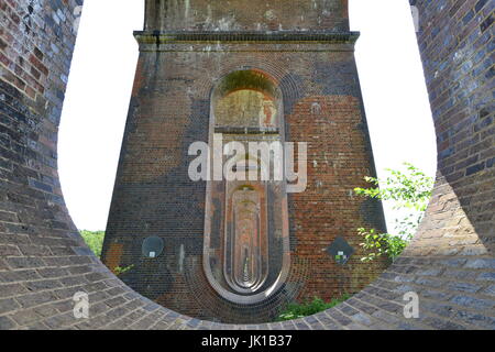 Eisenbahnviadukt in West Sussex England Stockfoto