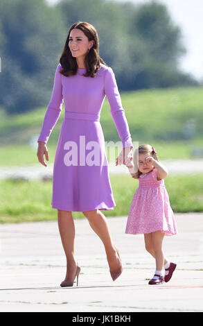 Prinzessin Charlotte mit ihr Mutter der Herzogin von Cambridge, wie sie Airbus in Hamburg, Deutschland mit dem Duke of Cambridge und Prinz Geaorge besuchen. Stockfoto