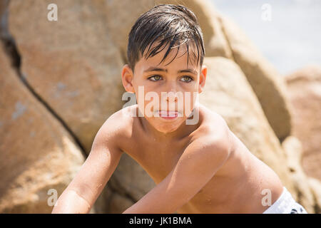 Grüne Augen-Boy am Strand Stockfoto