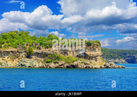 Blick vom Meer auf das Phaselis in der Nähe der Stadt Kemer. Stockfoto