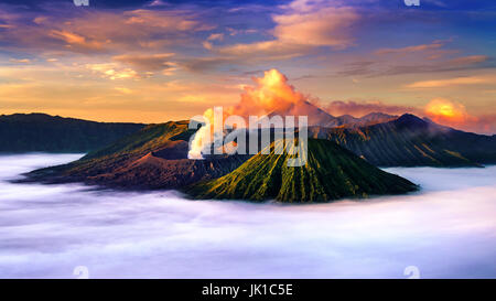Mount Bromo Vulkan (Gunung Bromo) bei Sonnenaufgang aus Sicht auf Mount Penanjakan in Bromo Tengger Semeru Nationalpark, Ost-Java, Indonesien. Stockfoto