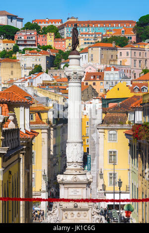 Lissabon Mouraria, Ansicht mit Gebäuden in der Altstadt von Lissabon, Mouraria, mit der Rossio Dom Pedro IV Säule im Vordergrund, Portugal. Stockfoto