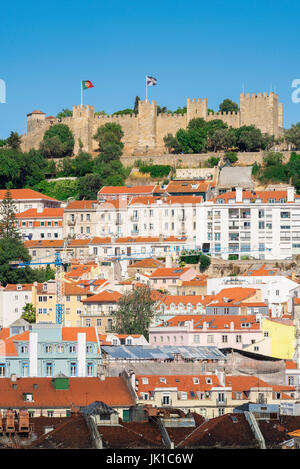 Lissabon Mouraria, Blick auf die malerische Altstadt Mouraria in Lissabon mit dem Castelo de Sao Jorge auf dem Gipfel des Hügels darüber, Portugal Stockfoto