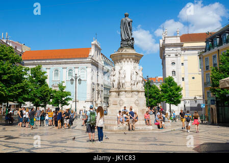 Platz von Lissabon, Blick auf den Platz Praca Luis de Camoes, der sich zwischen den Vierteln Chiado und Bairro Alto im Zentrum von Lissabon, Portugal, befindet. Stockfoto