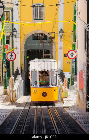Lissabon Straßenbahn, Ansicht einer Straßenbahn, die Touristen auf dem steilen Elevador da Bica in einer Straße im Bairro Alto Bezirk von Lissabon, Portugal, führt. Stockfoto