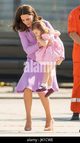 Prinzessin Charlotte mit ihr Mutter der Herzogin von Cambridge, wie sie Airbus in Hamburg, Deutschland mit dem Duke of Cambridge und Prinz Geaorge besuchen. Stockfoto