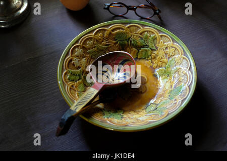 Ein Holzgeschirr, das in der traditionellen russischen Holzmalerei Hohloma oder Khokhloma gemalt wurde und für seine lebendigen, meist Blumen-, Beeren- und Blattmuster bekannt ist. Stockfoto