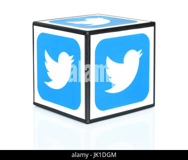 Kiew, Ukraine - 30. September 2015: Cube mit Twitter-Icons, die auf Papier gedruckt. Twitter ist eine bekannte soziale Vernetzung und News-service Stockfoto