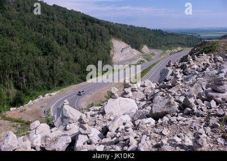 Blick auf die Route M52, auch bekannt als Chuya Highway oder Chuysky Trakt, eine Fernstraße, die sich etwa 1.000 km über Sibirien in der Nähe der Stadt Belokurikha am Bolshaya Belokurikha Fluss Altai Krai A Region in Westsibirien, Russland, erstreckt Stockfoto