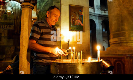 Gebete, die Kerzen in Heilig-Grab-Kirche Stockfoto