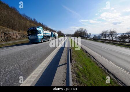 Kraftstoff-LKW fahren am malerischen Highway, Boden Perspektive. Stockfoto