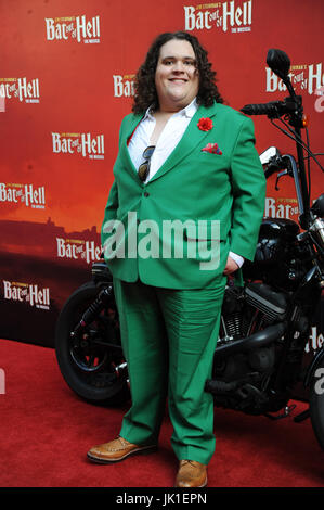 Anreise zur Premiere von "Bat Out Of Hell" The Musical in London Coliseum Featuring: Jonothan Antoine Where: London, Vereinigtes Königreich bei: 20. Juni 2017 Credit: WENN.com Stockfoto