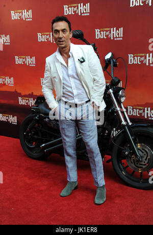 Anreise zur Premiere von "Bat Out Of Hell" The Musical in London Coliseum Featuring: Bruno Tonioli Where: London, Vereinigtes Königreich bei: 20. Juni 2017 Credit: WENN.com Stockfoto