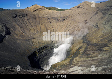 Krater innerhalb des aktiven Vulkans Mount Bromo mit Rauch aus auf dem Tengger Semeru National Park in Ost-Java, Indonesien. Stockfoto