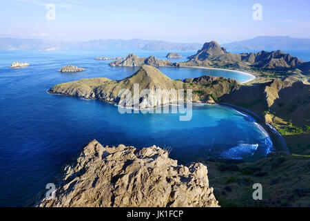 Padar Insel mit malerischen hohen Ansehen von drei schönen weißen Sandstränden, umgeben von einem weiten Ozean und Teil der Komodo Nationalpark in Flores, Indon Stockfoto