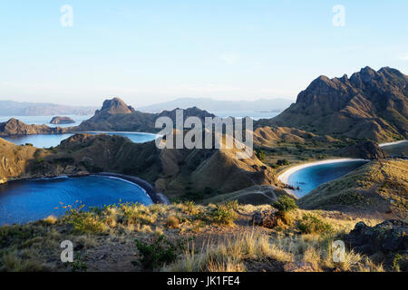 Padar Insel mit malerischen hohen Ansehen von drei schönen weißen Sandstränden, umgeben von einem weiten Ozean und Teil der Komodo Nationalpark in Flores, Indon Stockfoto