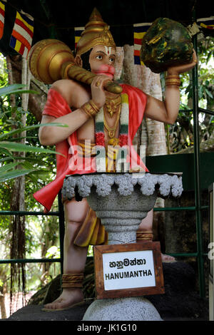 Galle Sri Lanka Rumassala Road Sri Vivekaramaya Tempel Statue des Gottes Hanuman mit dem Gada und dem Berg Dronagiri Parvat Stockfoto