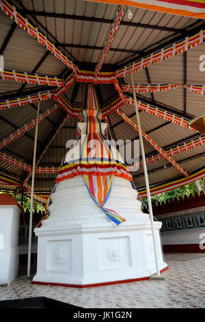 Galle Sri Lanka Rumassala Straße Sri Vivekaramaya Tempel Stupa mit Flaggen Stockfoto