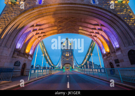 London, England - die berühmte Tower Bridge in der Dämmerung ohne Verkehr Stockfoto