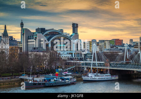 London, England - schönen Himmel und Wolken an der Charing Cross Station und Golden Jubilee Bridge am Bahndamm vor Sonnenuntergang Stockfoto