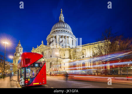 London, England - schönen Saint-Paul-Kathedrale mit traditionellen roten Doppeldecker-Bus in der Nacht mit Bussen und Autos vorbei Stockfoto