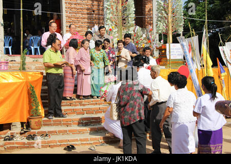 Chiang Mai, THAILAND-26. Oktober 2014: Menschen in Kathina Zeremonie in Paduaek Tempel, Saraphi Bezirk. Chiang Mai, Thailand. Stockfoto