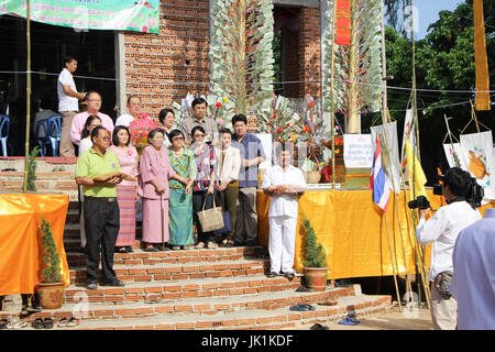 Chiang Mai, THAILAND-26. Oktober 2014: Menschen in Kathina Zeremonie in Paduaek Tempel, Saraphi Bezirk. Chiang Mai, Thailand. Stockfoto